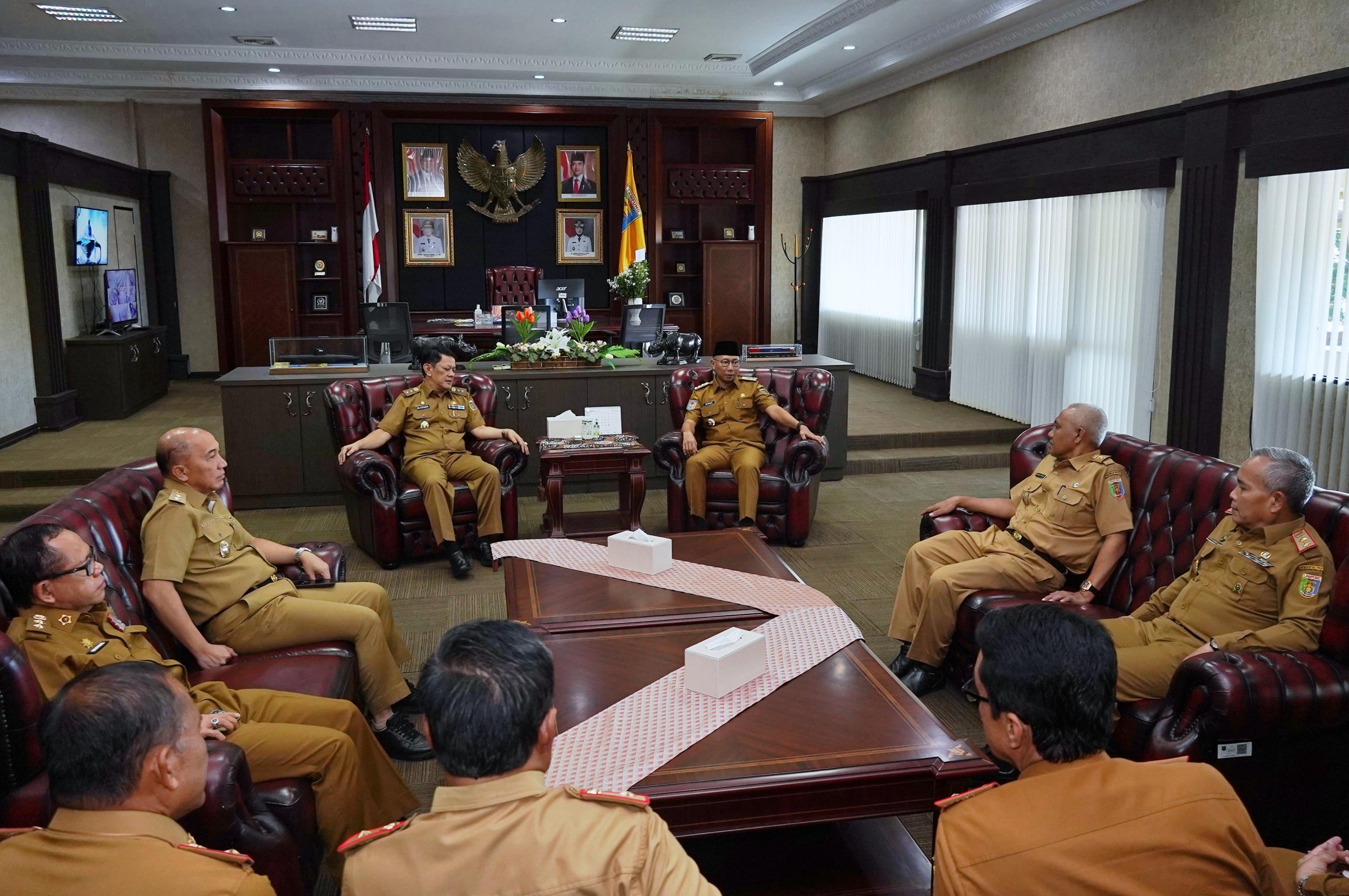 Hari Pertama Masuk Kantor, Gubernur Rahmat Mirzani Disambut Sejumlah Kepala Perangkat Daerah - 1