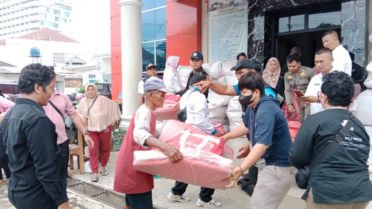 PEMKOT SALURKAN BANTUAN KORBAN BANJIR DARI KEMENSOS
