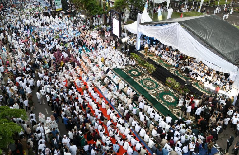 Ribuan Warga Lampung Padati Lampung Bersholawat Peringatan Nuzulul Quran dan HUT ke-61 Provinsi Lampung