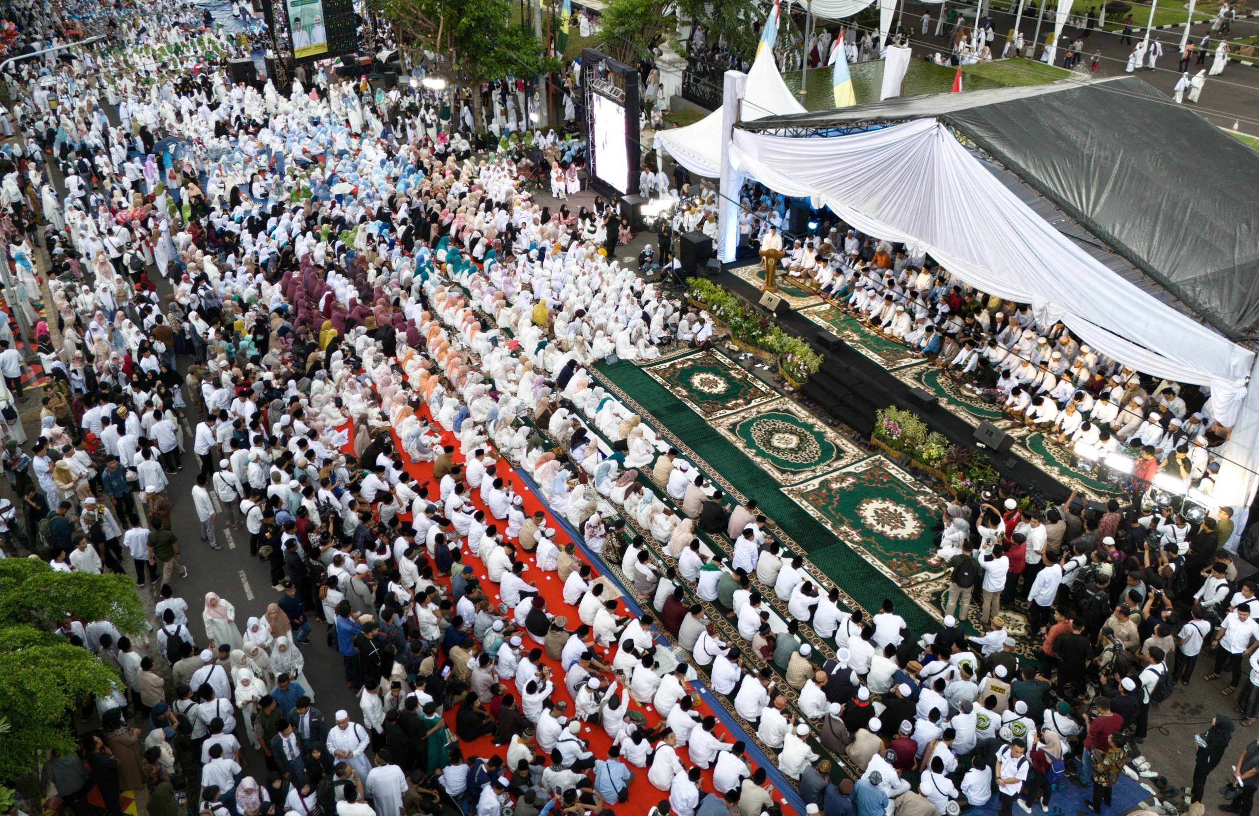 Ribuan Warga Lampung Padati Lampung Bersholawat Peringatan Nuzulul Quran dan HUT ke-61 Provinsi Lampung