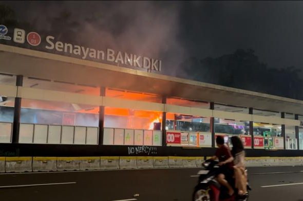 Halte-TransJakarta-Senayan-terbakar-saat-demo-di-Jakarta