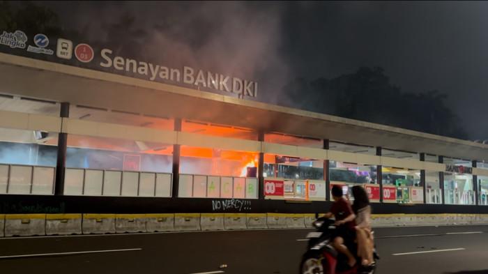 Halte-TransJakarta-Senayan-terbakar-saat-demo-di-Jakarta