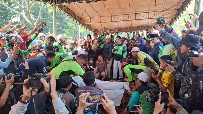 suasana-pemakaman-pengemudi-ojek-online-atau-ojol-bernama-affan-kurniawan-yang-tewas-dilindas-mobil-rantis-brimob-beliadetikco-1756437882873_169